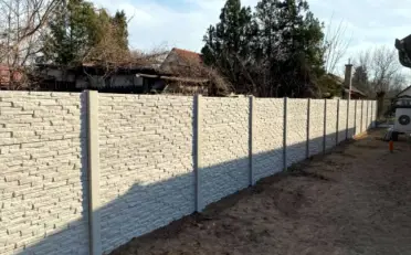 Beton kerítés szintetikus szálerősítéssel