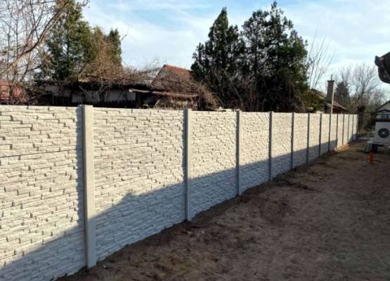 Beton kerítés szintetikus szálerősítéssel